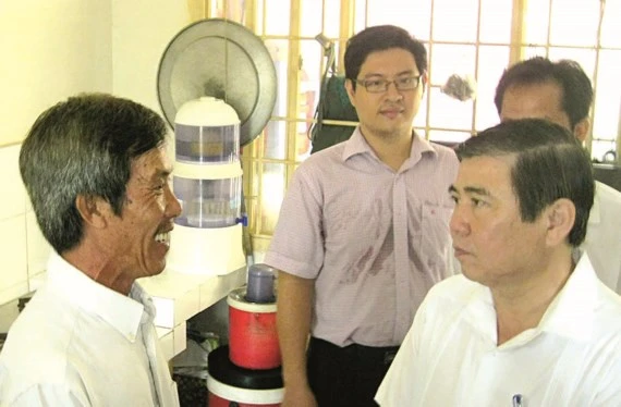 Chủ tịch UBND TPHCM Nguyễn Thành Phong thăm một hộ dân tái định cư ở huyện Bình Chánh