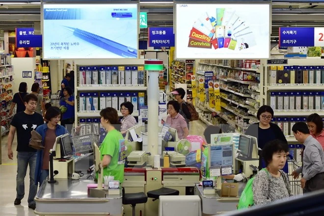 Khách hàng mua sắm tại một cửa hàng bán lẻ ở Seoul. (Ảnh: AFP/TTXVN)