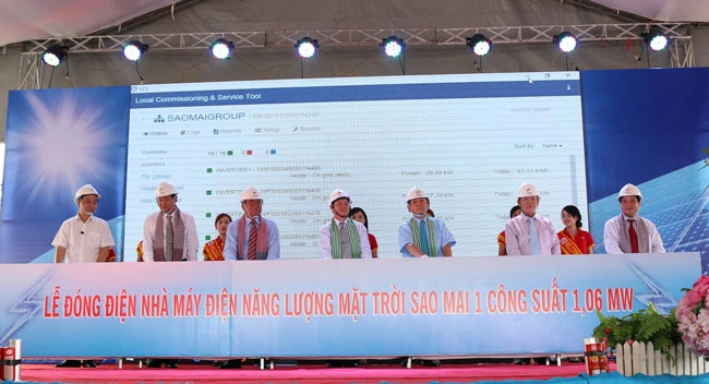 Lãnh đạo Sao Mai Group và lãnh đạo Koyo Group cùng lãnh đạo các tỉnh An Giang, Đồng Tháp, Ninh Thuận thực hiện nghi thức đấu nối điện NLMT vào hệ thống điện lưới quốc gia.