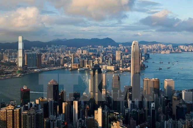 Tòa nhà chọc trời The Centre (giữa) tại Hong Kong, Trung Quốc. (Ảnh: AFP/TTXVN)