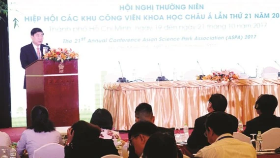 Chủ tịch UBND TPHCM Nguyễn Thành Phong phát biểu tại hội nghị
