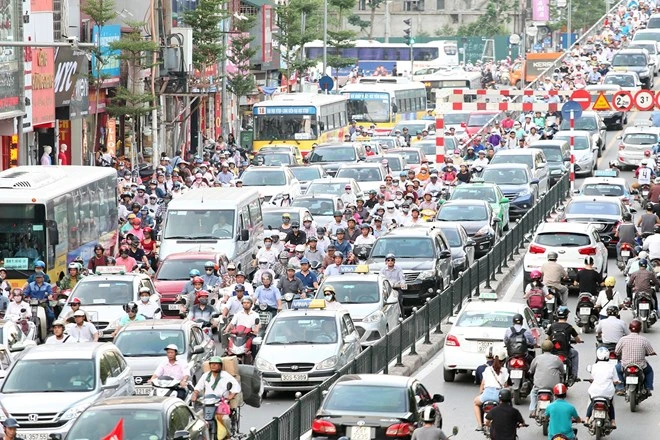 Tắc đường là tình trạng không hiếm gặp khi tham gia giao thông tại Hà Nội. (Ảnh: PV/Vietnam+)