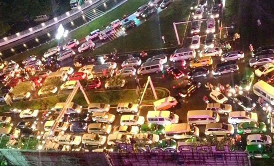 Cửa ngõ sân bay Tân Sơn Nhất bị ùn tắc do có một lượng lớn xe cộ từ khu vực xung quanh đi qua trục chính đường Trường Sơn