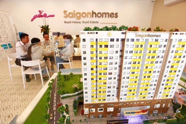 Nhà đầu tư tìm hiểu dự án Saigonhomes. 