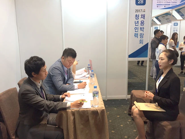 Doanh nghiệp Hàn Quốc phỏng vấn các ứng viên tại Ngày hội Tuyển dụng Nhân tài Hàn – Việt.