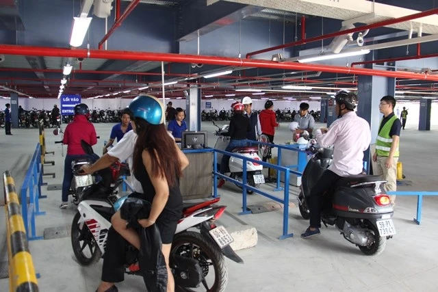 Giá giữ xe ô tô sân bay Tân Sơn Nhất lên đến 250.000 đồng/ngày đêm