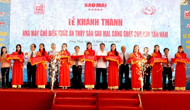 Ông Lê Thanh Thuấn - Chủ tịch HĐQT Sao Mai Group cùng lãnh đạo Sở ban ngành các tỉnh An Giang, Đồng Tháp, Cần Thơ thực hiện nghi thức cắt băng khánh thành.