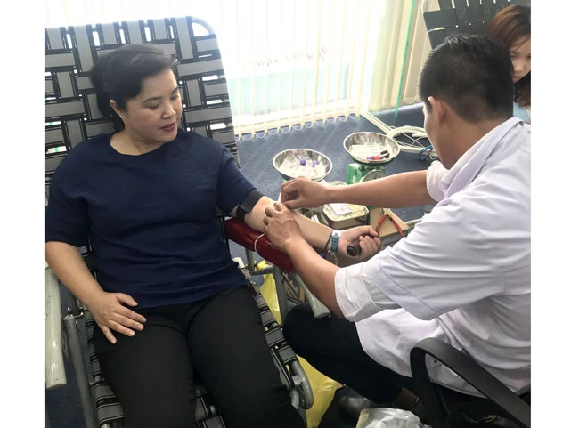 Bà Từ Thị Mỹ Dung - PTGD Ngân hàng bán lẻ - tham gia hiến máu.