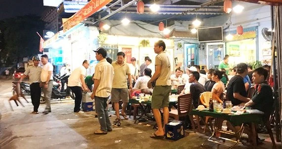Một quán ăn trên đường Võ Văn Kiệt, quận 1, TPHCM từng bị nhắc nhở, xử phạt nhưng vẫn tiếp tục vi phạm lấn chiếm lòng lề đường. Ảnh: KIỀU PHONG