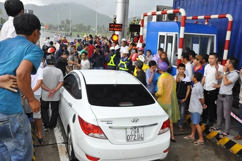 Kẹt xe, ùn ứ vì lái xe trả tiền mệnh giá thấp tại BOT Ninh An.