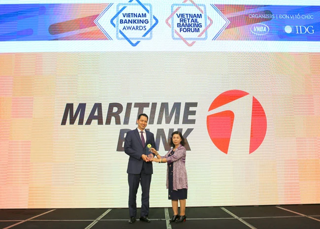 Ông Huỳnh Bửu Quang – TGĐ Maritime Bank nhận giải thưởng từ bà Lê Thị Kim Xuân – Trưởng đại diện phía Nam của Hiệp hội Ngân hàng Việt Nam