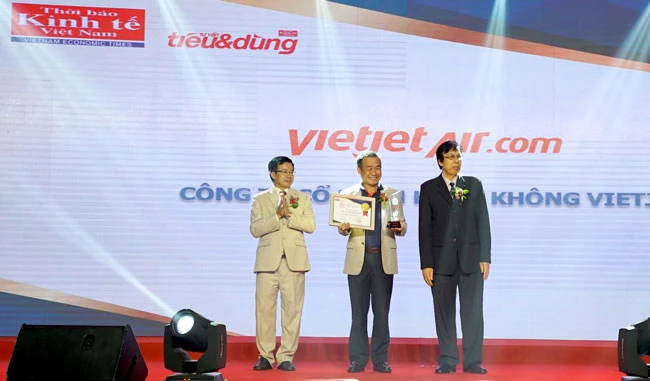 Giám đốc Điều hành Lưu Đức Khánh đại diện cho Vietjet nhận giải thưởng từ ban tổ chức.