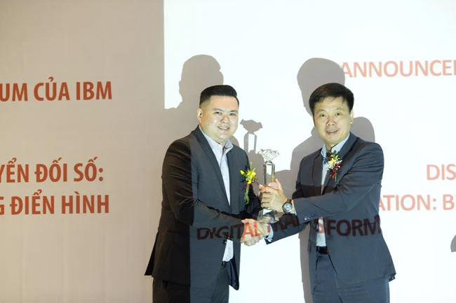 Joseph Lim - IBM Asean, Integrated Cloud Channel Leader, trao chứng nhận Platinum cho ông Phạm Minh Tuấn, CEo FPT IS.