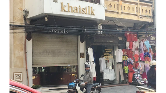 ửa hàng của Khaisilk ở 113 Hàng Gai, quận Hoàn Kiếm (Hà Nội) nơi người mua phát hiện khăn lụa được bán có cả nhãn mác "made in China" lẫn với nhãn "made in Vietnam".