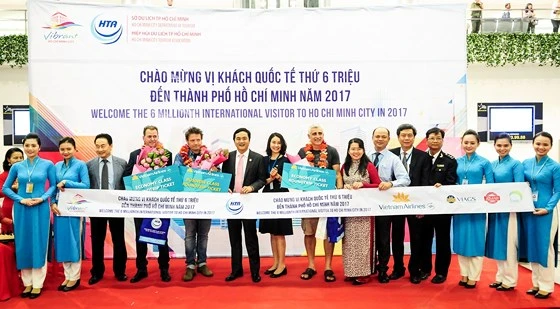 Các vị khách quốc tế được chào đón tại sân bay Tân Sơn Nhất