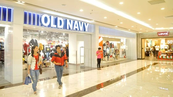 Hai thương hiệu thời trang nước ngoài OldNavy và Levis liền kề trong trung tâm thương mại Vincom. Ảnh: CAO THĂNG