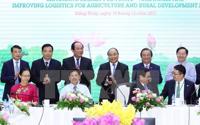 Thủ tướng Nguyễn Xuân Phúc chứng kiến lễ ký Biên bản ghi nhớ hợp tác xây dựng chiến lược phát triển hệ thống logistics và cơ sở hạ tầng tại tỉnh Đồng Tháp. (Ảnh: Thống Nhất/TTXVN)