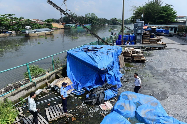 Bến thủy nội địa của Công ty TNHH ADC trên đường Nguyễn HữuTrí, huyện Bình Chánh, TP.HCM hết hạn cấp phép hoạt động, phải tạm ngưnghoạt động - Ảnh: QUANG ĐỊNH