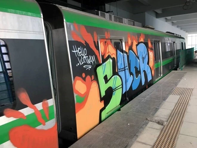 Toa tàu của đường sắt đô thị Cát Linh-Hà Đông bị kẻ xấu vẽ tranh Graffiti đè lên màu sơn chủ đạo của mẫu tàu được thiết kế. (Ảnh: Otofun.net)