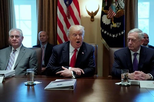 Tổng thống Donald Trump (giữa) trong phiên họp nội các ngày 10/1. Ảnh: Reuters