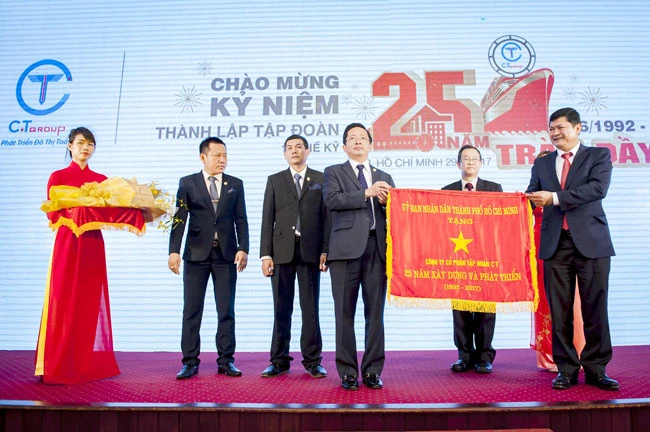 Sau cờ truyền thống và Huy hiệu của UBND Thành phố trao nhân dịp Kỷ niệm 25 năm, Tại lễ Tổng kết 2017, Tập đoàn C.T Group sẽ vinh dự đón nhận Huân chương Lao động hạng Nhì của Nhà nước.