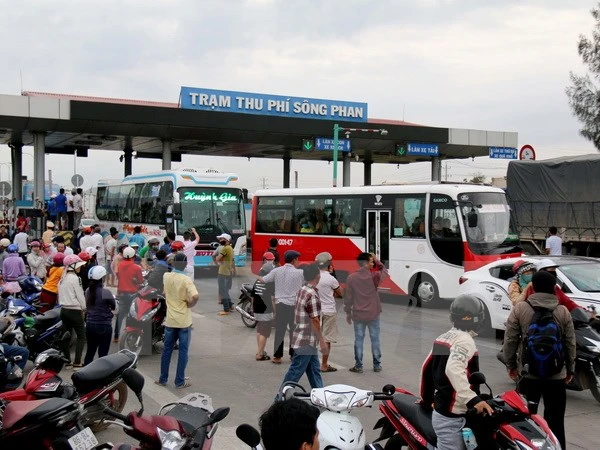 Trạm BOT Sông Phan phải xả trạm vì kẹt xe nghiêm trọng. (Ảnh: Nguyễn Thanh/TTXVN)