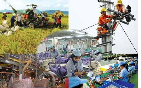 Dù triển vọng tươi sáng nhưng tăng trưởng kinh tế Việt Nam năm 2018 vẫn còn phải đối mặt với nhiều rào cản, trong đó có việc chuyển đổi cơ cấu chậm, năng suất lao động thấp, nợ công tăng cao... (Ảnh minh họa: KT)