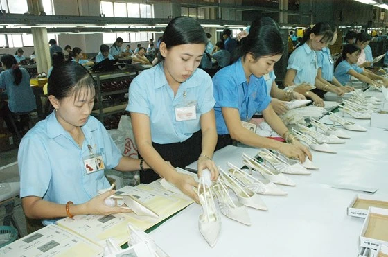 Sản xuất giày tại Công ty Thượng Thăng. Ảnh: CAO THĂNG