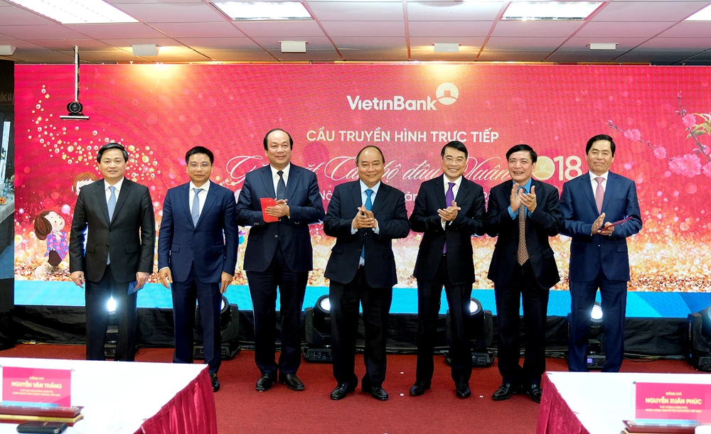 Thủ tướng Nguyễn Xuân Phúc thăm, gặp mặt cán bộ, nhân viên Vietinbank. Ảnh: VGP/Quang Hiếu