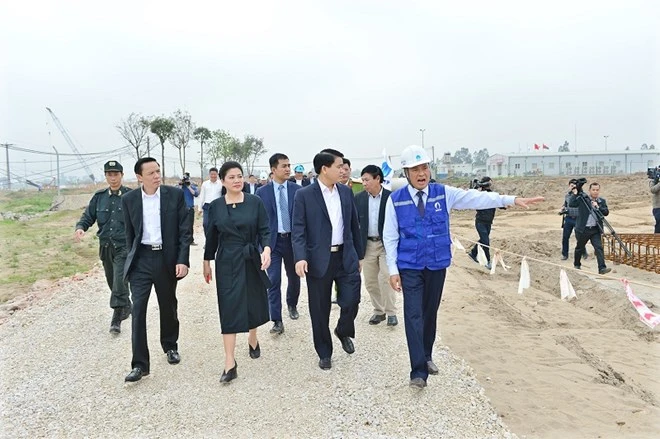 Chủ tịch Hà Nội Nguyễn Đức Chung và chủ đầu tư thị sát công trường thi công nhà máy nước mặt Sông Đuống (Nguồn: PV/Vietnam+)