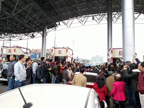 Nhiều tài xế dán băng rôn phản đối trạm BOT Biên Cương