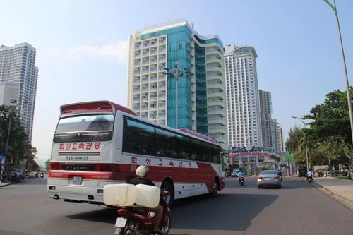 Khách sạn tại Nha Trang thường trong tình trạng “cháy phòng” khi khách Trung Quốc tăng mạnh. Ảnh: KỲ NAM