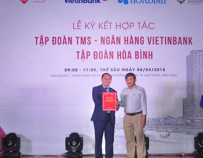 Ông Trần Viết Bảo - Phó giám đốc Sở Xây dựng Bình Định trao Giấy phép xây dựng dự án TMS Quy Nhơn cho ông Nguyễn Việt Thung - Tổng Giám đốc TMS Group.