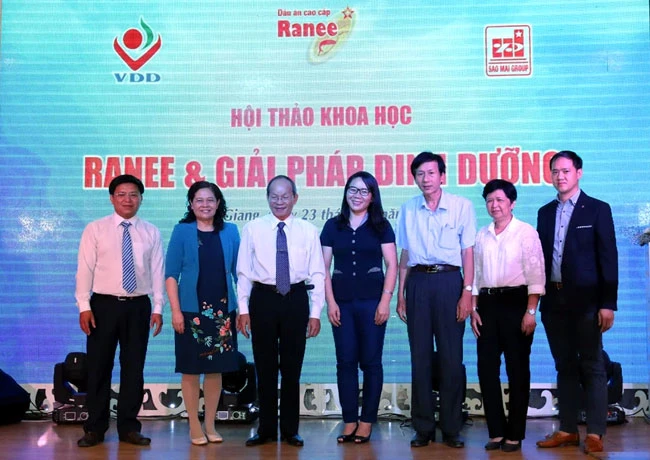 Lãnh đạo Tập đoàn Sao Mai và lãnh đạo Bệnh viện sản nhi An Giang cùng các diễn giả tại hội thảo.