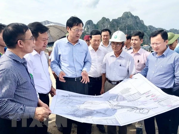 Bí thư Tỉnh ủy Quảng Ninh Nguyễn Văn Đọc (thứ hai, bên trái) kiểm tra đất đai trên địa bàn huyện Vân Đồn. (Ảnh: Nguyễn Hoàng/TTXVN)