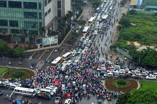 Ùn tắc giao thông tại Hà Nội ngày càng khó kiểm soát. Ảnh: Zing
