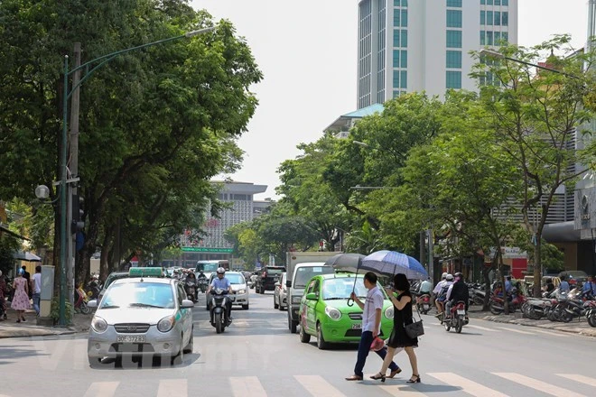 Đoạn đường thi công trước cổng Ga Hà Nội (Ảnh: Lê Minh Sơn/Vietnam+)