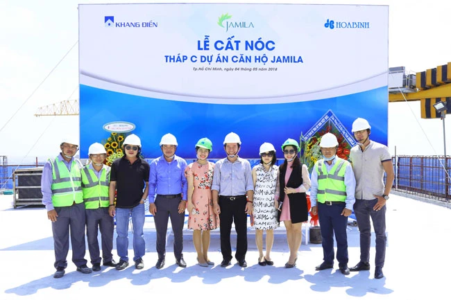 Đại diện ban lãnh đạo công ty Khang Điền, Hòa Bình, SCQC làm lễ cất nóc Block C dự án Jamila.
