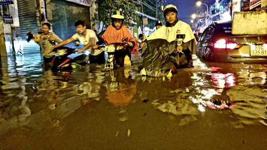 Cảnh tượng này vẫn diễn ra trong cơn mưa tối 19-5 dù TP HCM đã chi hàng vạn tỉ đồng để chống ngập trong suốt chục năm qua Ảnh: SỸ ĐÔNG