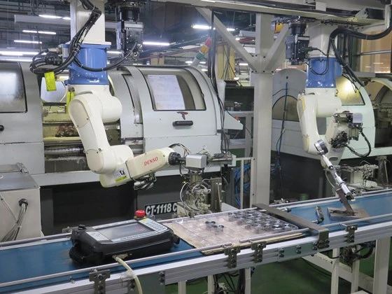 Cánh tay robot trong hệ thống sản xuất tại nhà máy Công ty Juki