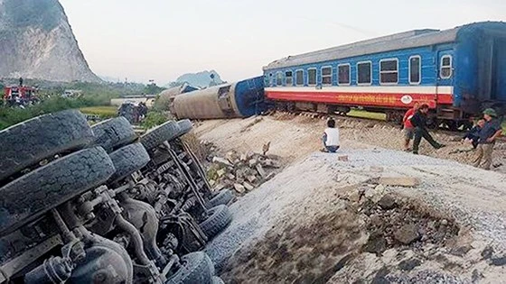Hiện trường vụ tai nạn đường sắt nghiêm trọng làm nhiều người chết và bị thương tại Thanh Hóa