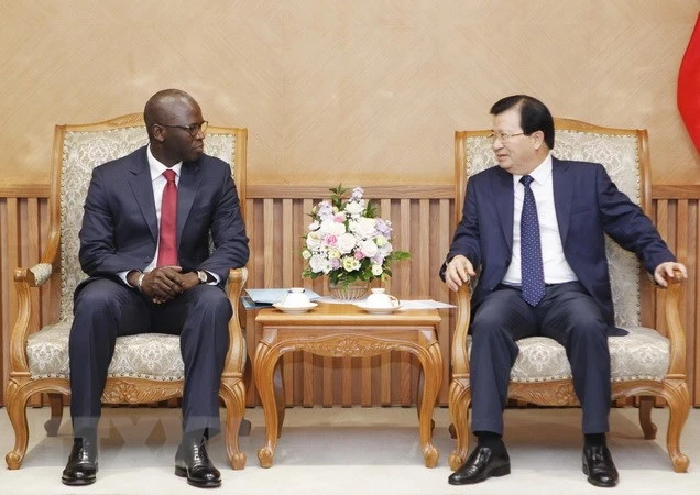 Phó Thủ tướng Trịnh Đình Dũng tiếp ông Ousmane Dione, Giám đốc Quốc gia Ngân hàng Thế giới (WB) tại Việt Nam. (Ảnh: Lâm Khánh/TTXVN)