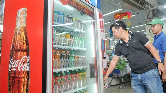 Coca Cola quảng cáo tại một tủ bán hàng tự động Ảnh: CAO THĂNG