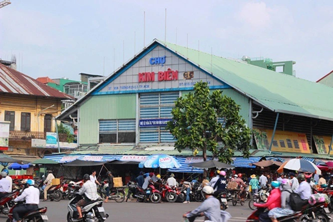 Chợ hóa chất Kim Biên tọa lạc giữa khu dân cư đông đúc của Q.5, được ví là 'chợ tử thần' giữa lòng TP.HCM vì nguy cơ mất an toàn về cháy nổ, vệ sinh an toàn thực phẩm