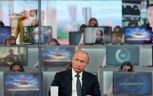 Tổng thống Nga Putin trong cuộc đối thoại ngày 7/6. Ảnh: Reuters