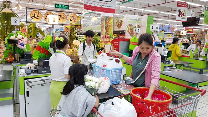 Người dân mua sắm tại Big C Tô Hiến Thành, TP.HCM