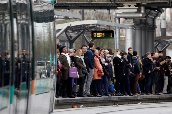 Hành khách bị mắc kẹt bởi cuộc đình công của SNCF hôm 3-4. (Nguồn: Finance Time)
