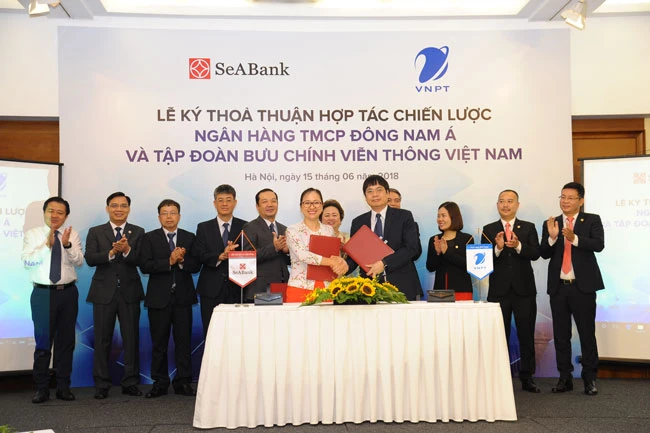 Đại diện Tập đoàn VNPT và Ngân hàng SeABank trao bản thỏa thuận hợp tác.
