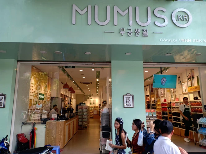 Cửa hàng Mumuso ghi tiếng Hàn trong khi trụ sở công ty và sản phẩm đều tại Trung Quốc