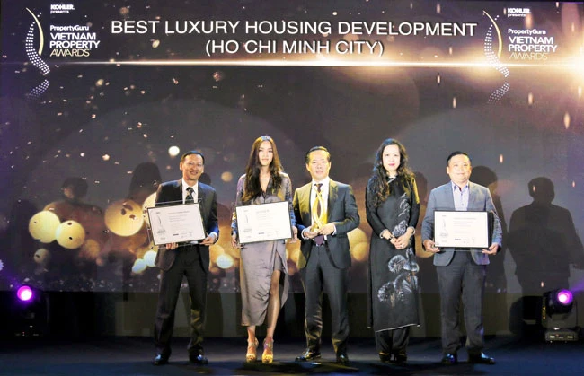Đại diện các công ty nhận giải thưởng: Khang Điền – Kiến Á – Capitaland.